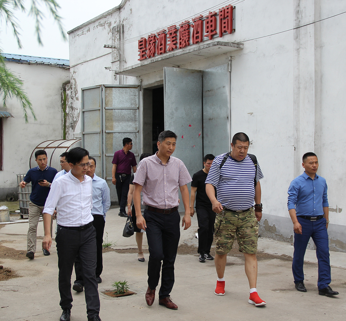 著名影视演员秦卫东先生一行应邀来到皇缘酒业参观指导
